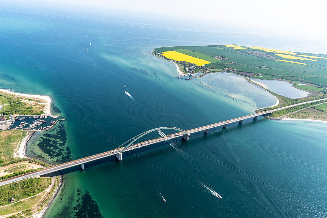 Fehmarnsundbrücke aus der Luft mit Blick auf Großenbroder Fähre, Ostsee, Ostholstein, Schleswig-Holstein, Deutschland