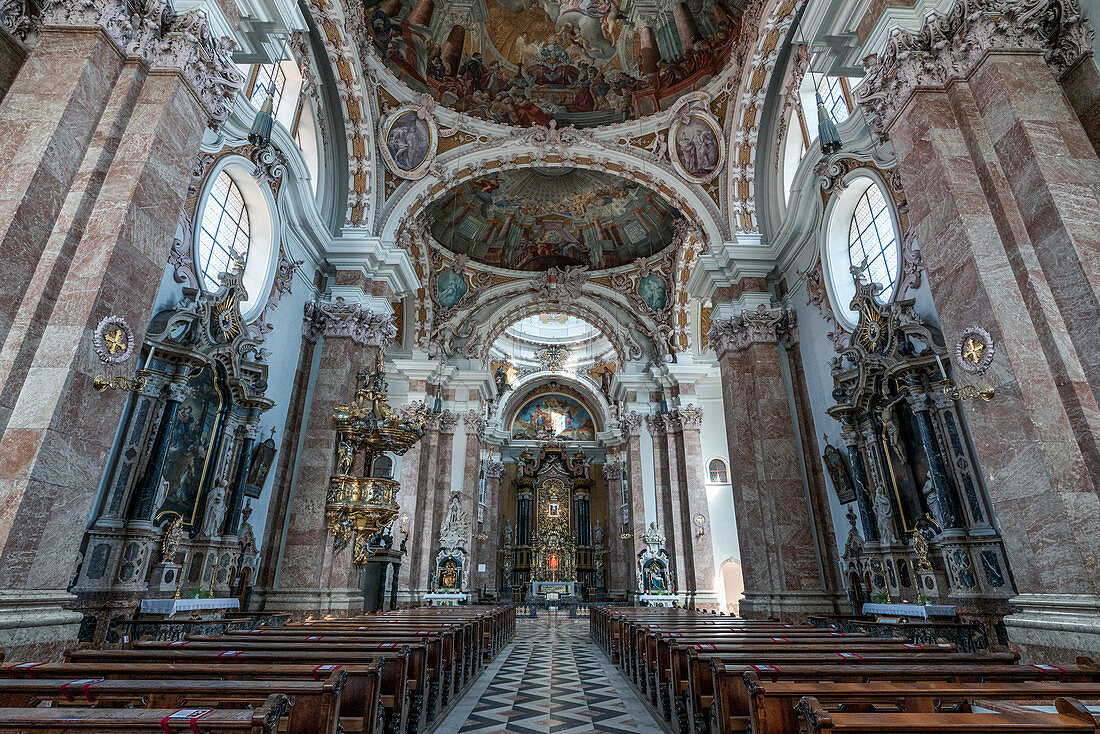 Im Inneren des Doms zu Sankt Jakob in Innsbruck, Tirol, Österreich