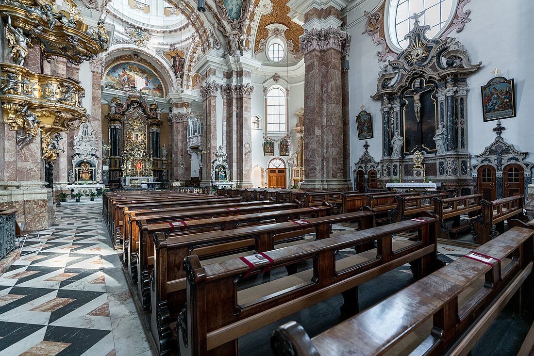 Im Inneren des Doms zu Sankt Jakob in Innsbruck, Tirol, Österreich