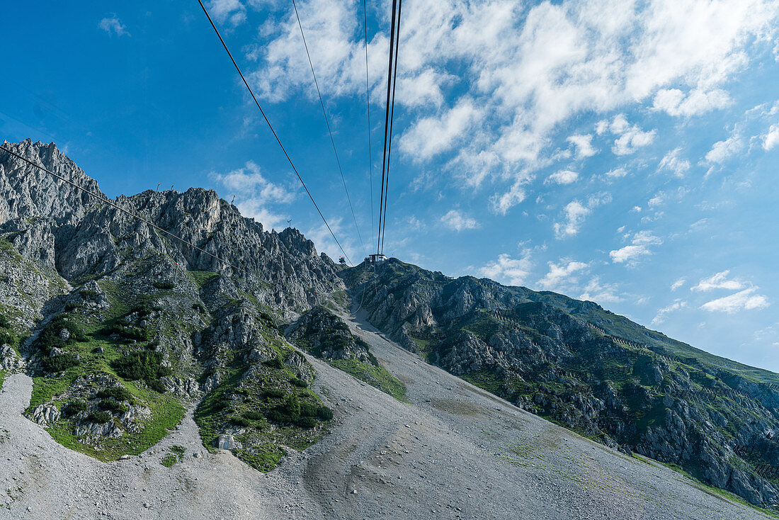 Blick von der Station Seegrube zur Bergstation Hafelekar in Innsbruck, Tirol, Österreich