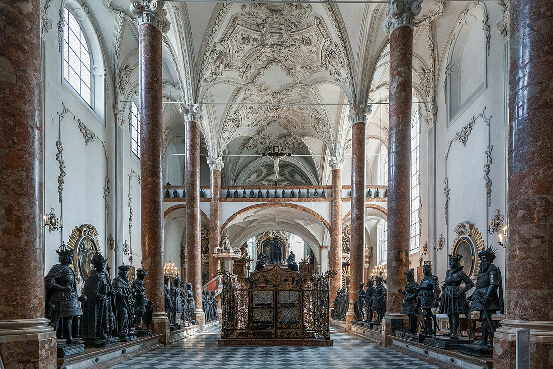 Im Inneren der Hofkirche mit den 28 überlebensgroßen Bronzestandbilder in Innsbruck, Tirol, Österreich