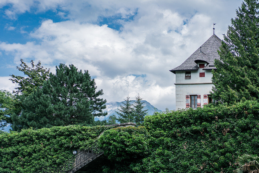 Schloss Ambras mit Blick auf die Nordkette in Innsbruck, Tirol, Österreich