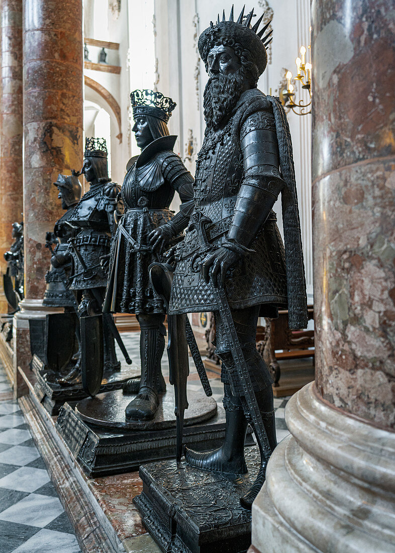 Die überlebensgroßen Bronzestandbilder in der Hofkirche von Innsbruck, Tirol, Österreich