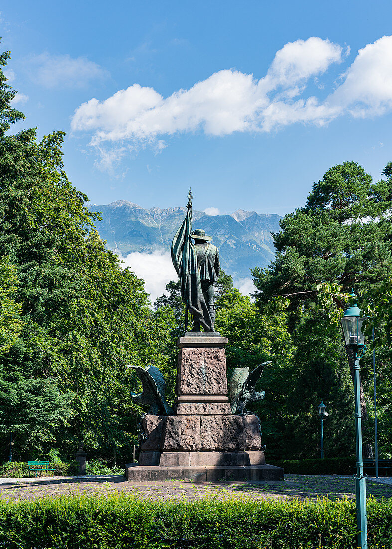 Andreas Hofer Statue mit Blick auf die Nordkette in Innsbruck, Tirol, Österreich