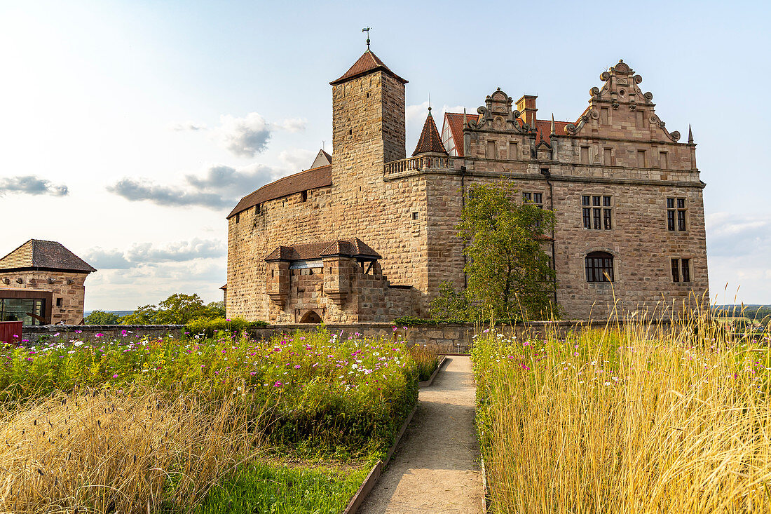 Sicht von Burggarten auf Burg Cadolzburg am späten Nachmittag, Cadolzburg, Franken, Bayern, Deutschland