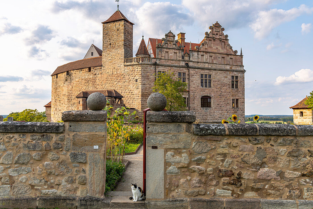 Eingang zum Burggarten mit Sicht auf Burg Cadolzburg am späten Nachmittag, Cadolzburg, Franken, Bayern, Deutschland