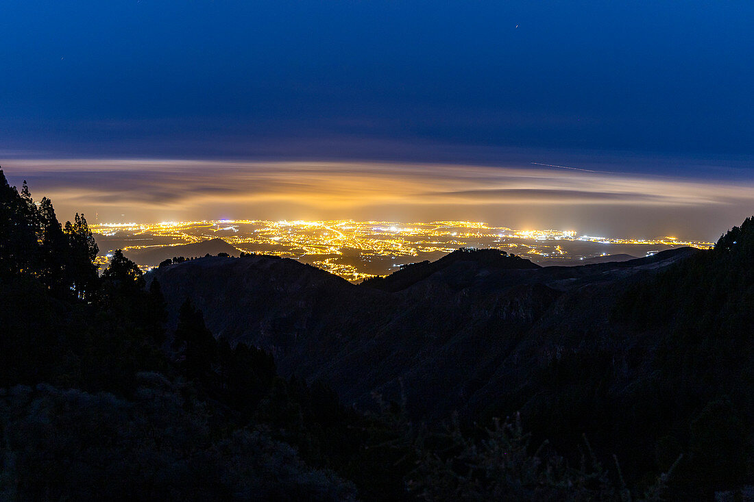 Sicht auf Las Palmas bei Nacht vom Gebirge auf Gran Canaria, Spanien