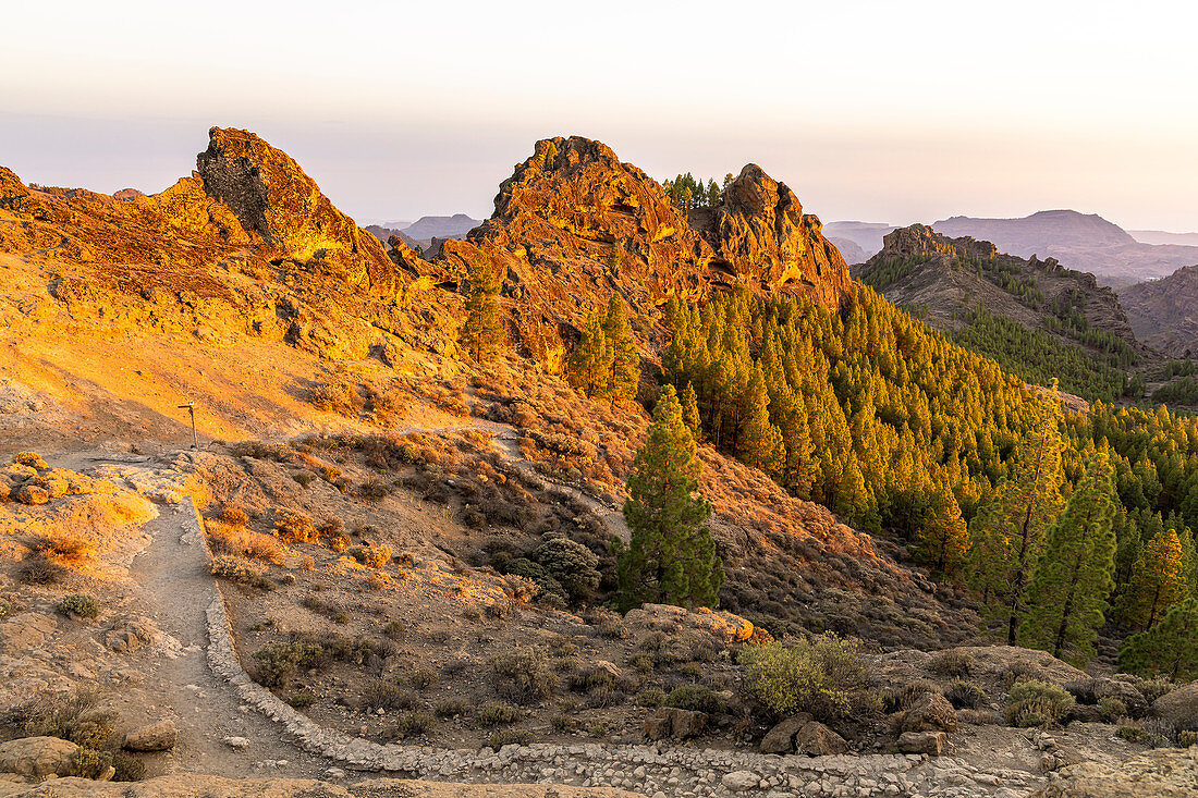 Landschaft am "Roque Nublo" Monolith im Gebirge von Gran Canaria (1813 m Höhe) im Abendrot, Spanien