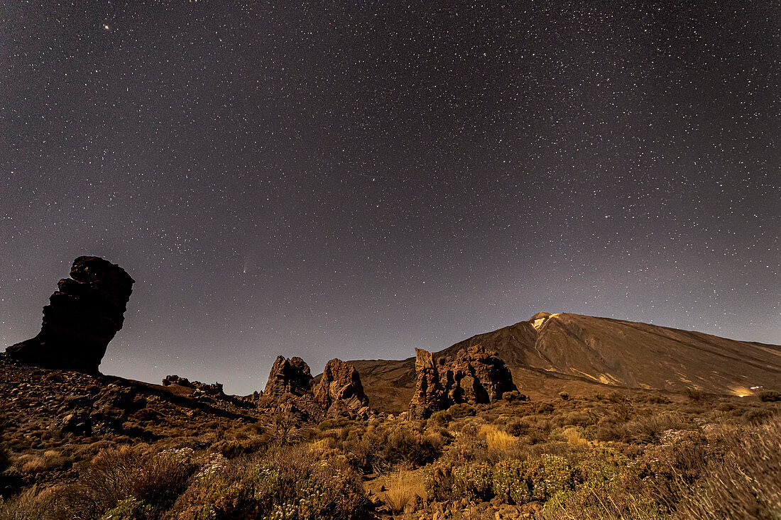Nachtaufnahme an den "Roques de Garcia" im Teide Nationalpark mit Blick auf Vulkangipfel, Teneriffa, Spanien