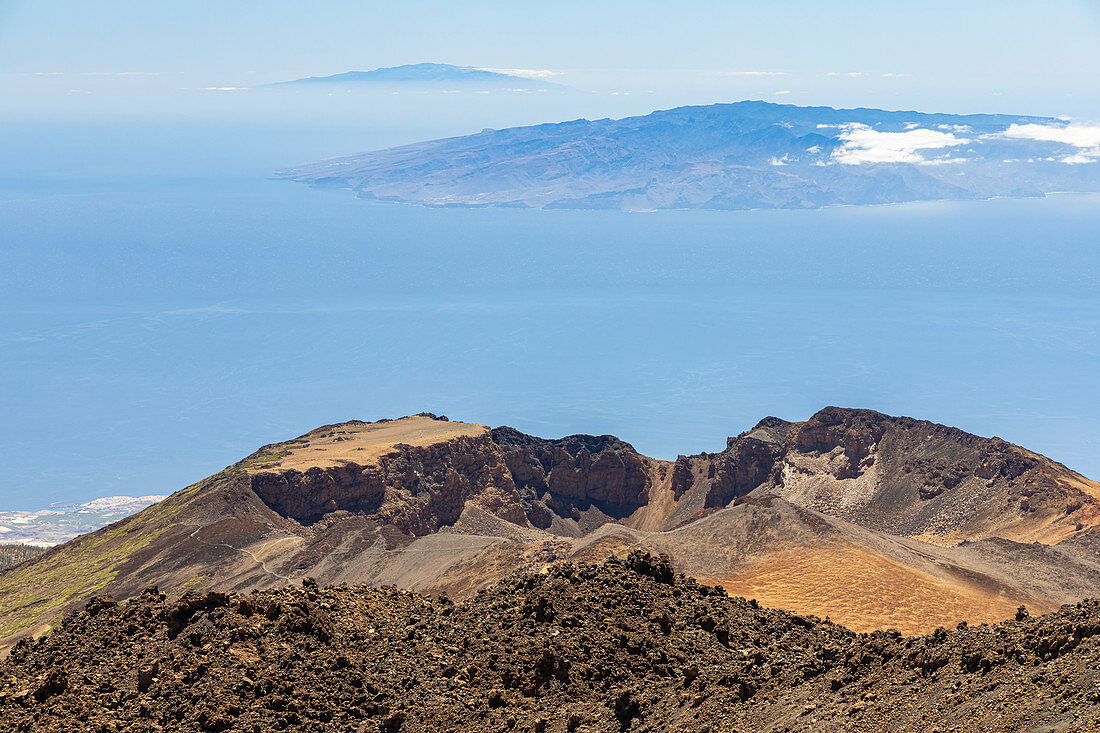 Sicht vom Gipfel des Teide Vulkans (3.555 m) auf Vulkanlandschaft und La Gomera im Teide Nationalpark, Teneriffa, Spanien