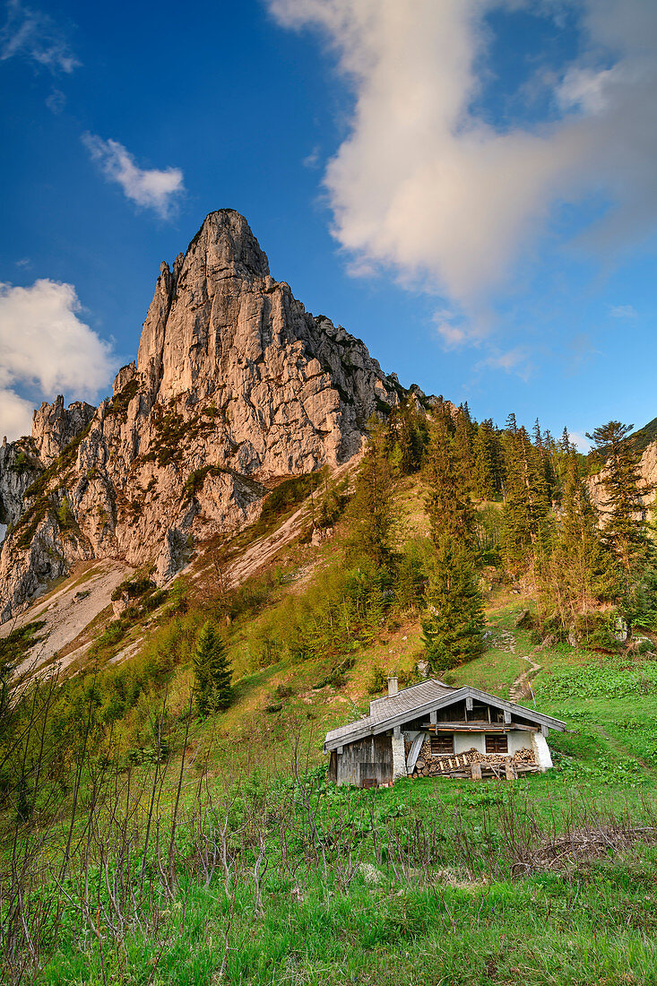 Traditional alpine building with Hörndlwand, Hörndlwand, Chiemgau Alps, Chiemgau, Upper Bavaria, Bavaria, Germany