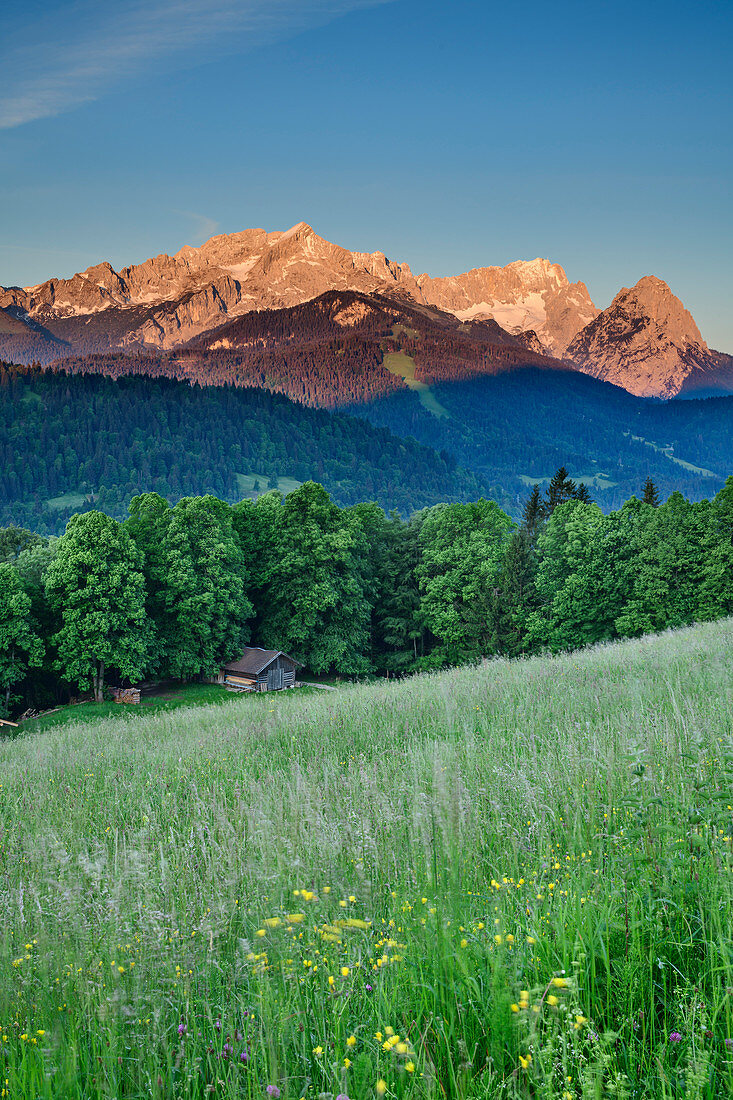 Wettersteingebirge mit Alpspitze und Zugspitze im Morgenlicht, Werdenfelser Land, Bayerische Alpen, Oberbayern, Bayern, Deutschland