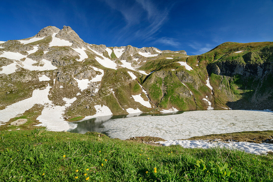 Teils eisbedeckter Bergsee mit Daumen im Hintergrund, Engeratsgundsee, Hintersteiner Tal, Allgäuer Alpen, Allgäu, Schwaben, Bayern, Deutschland