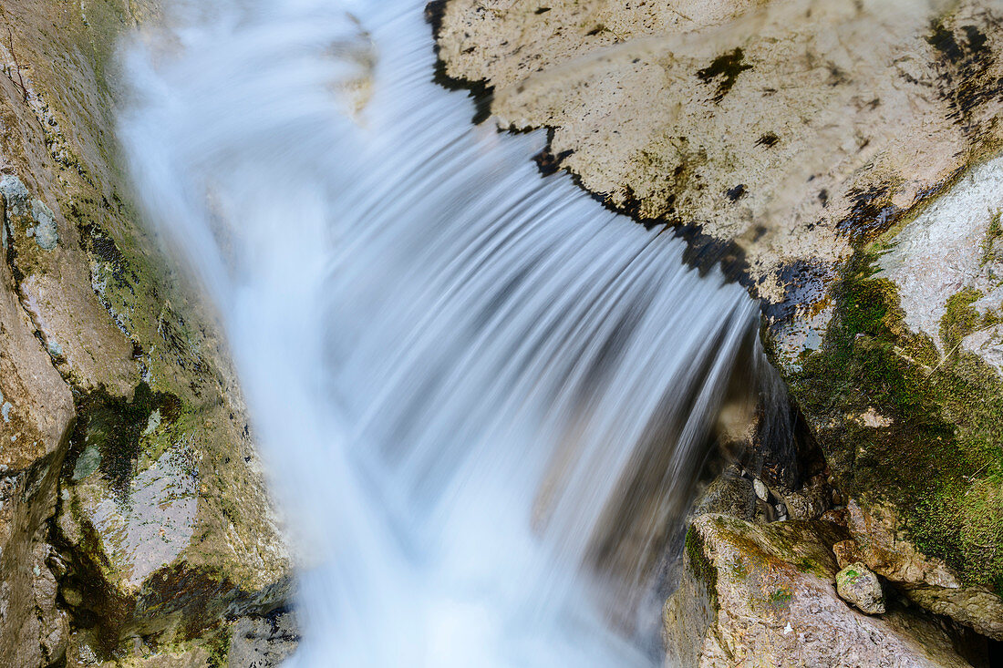 Wasser fließt über Felsplatte, Pöllatschlucht, Schwangau, Oberbayern, Bayern, Deutschland