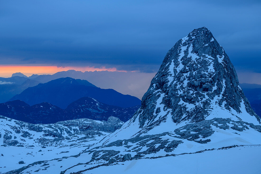 Schöberl mit Regenwolken im Hintergrund, Hallstätter Gletscher, Dachstein, Oberösterreich, Österreich
