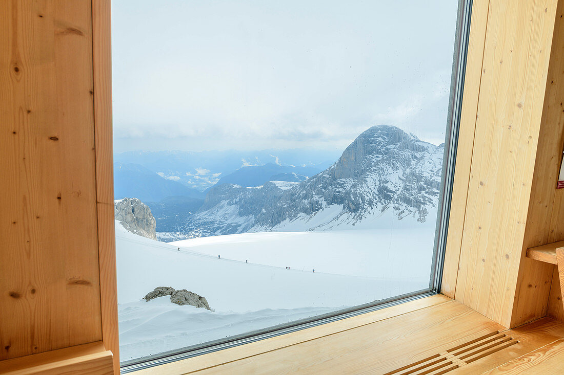 Blick durch Panoramafenster der Seethalerhütte auf Hallstätter Gletscher, Seethalerhütte, Dachstein, Oberösterreich, Österreich