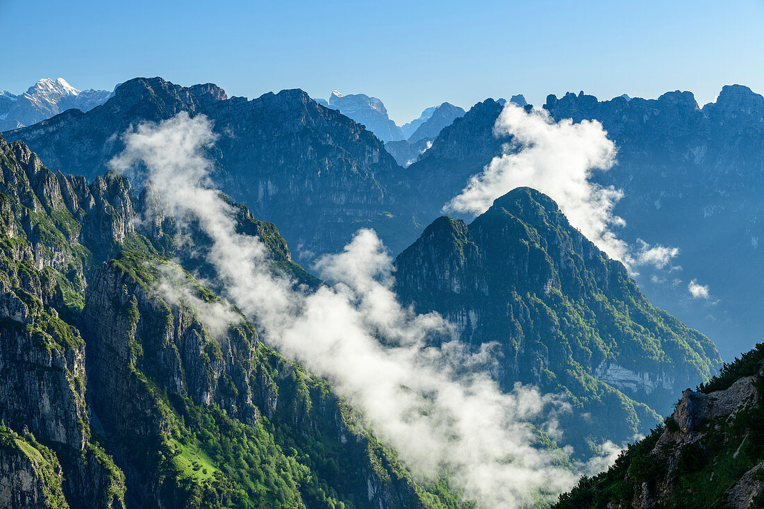 Wolkenstimmung an steilen Bergflanken der Belluneser Dolomiten, vom Pizzocco, Belluneser Dolomiten, Venezien, Venetien, Italien