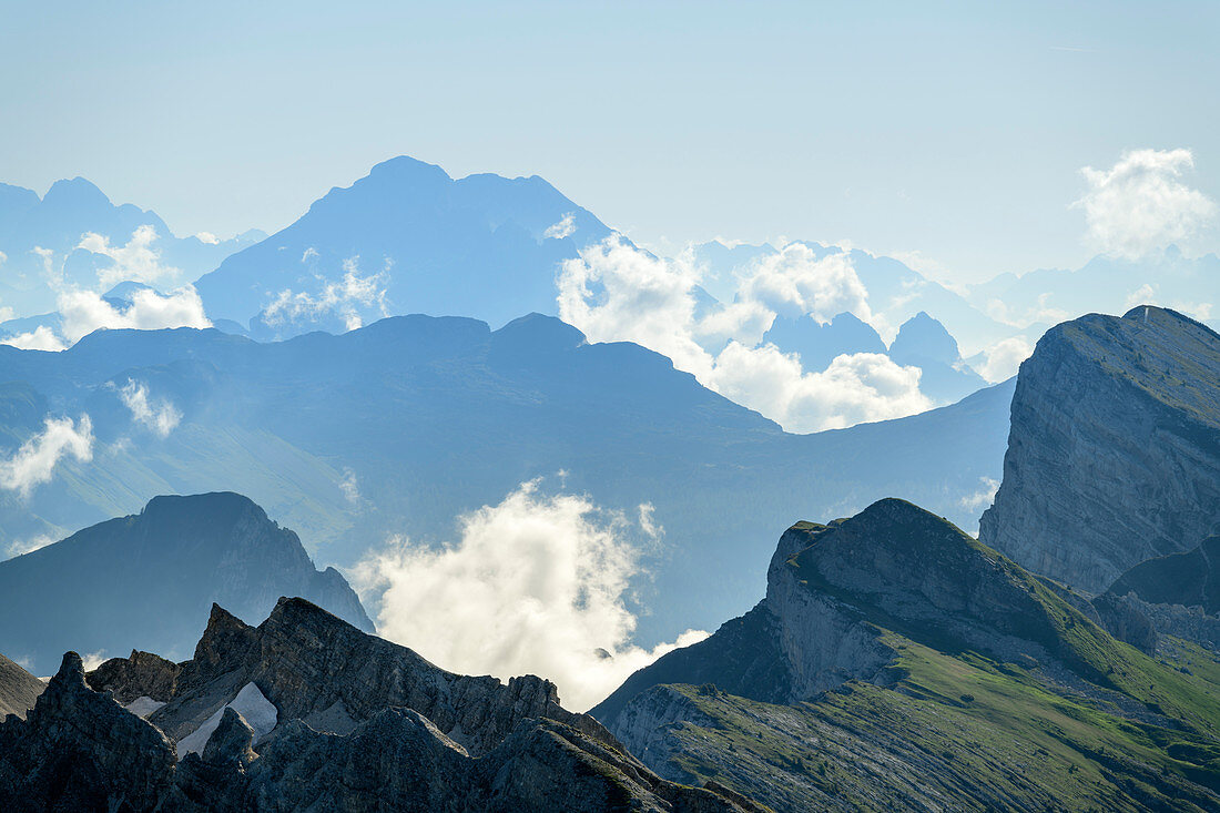 Bergsilhouetten mit Sciarastock vom Monte Pavione, Belluneser Dolomiten, Venezien, Venetien, Italien