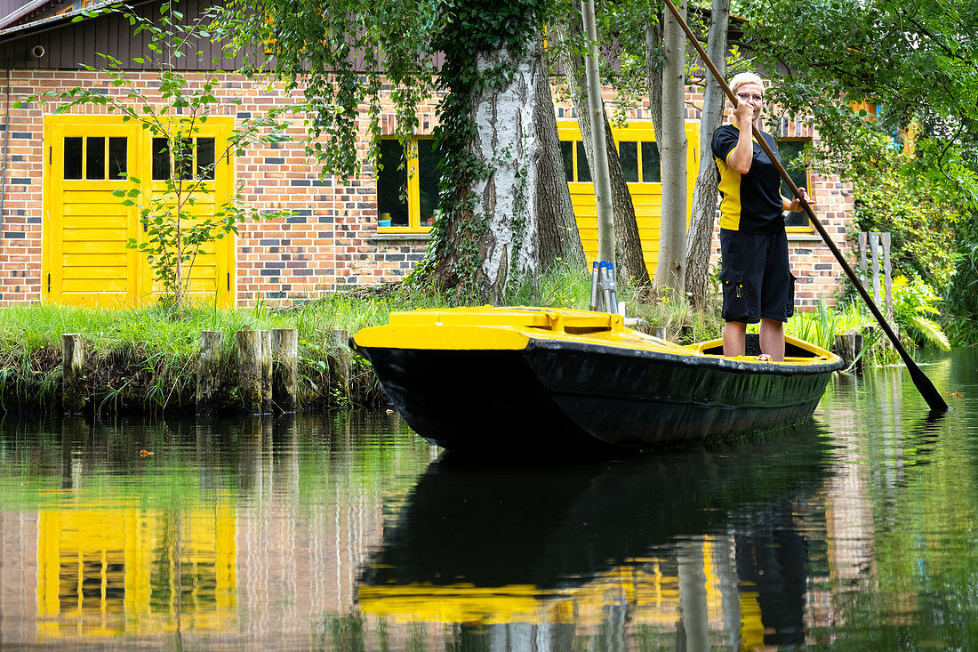 Postbotin im DHL Postboot, Spreewald, Spree, Lübbenau, Brandenburg, Deutschland