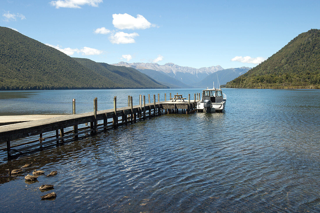 Fischerboot am Lake Rotorua im Nelson Lakes National Park in Tasman, Neuseeland
