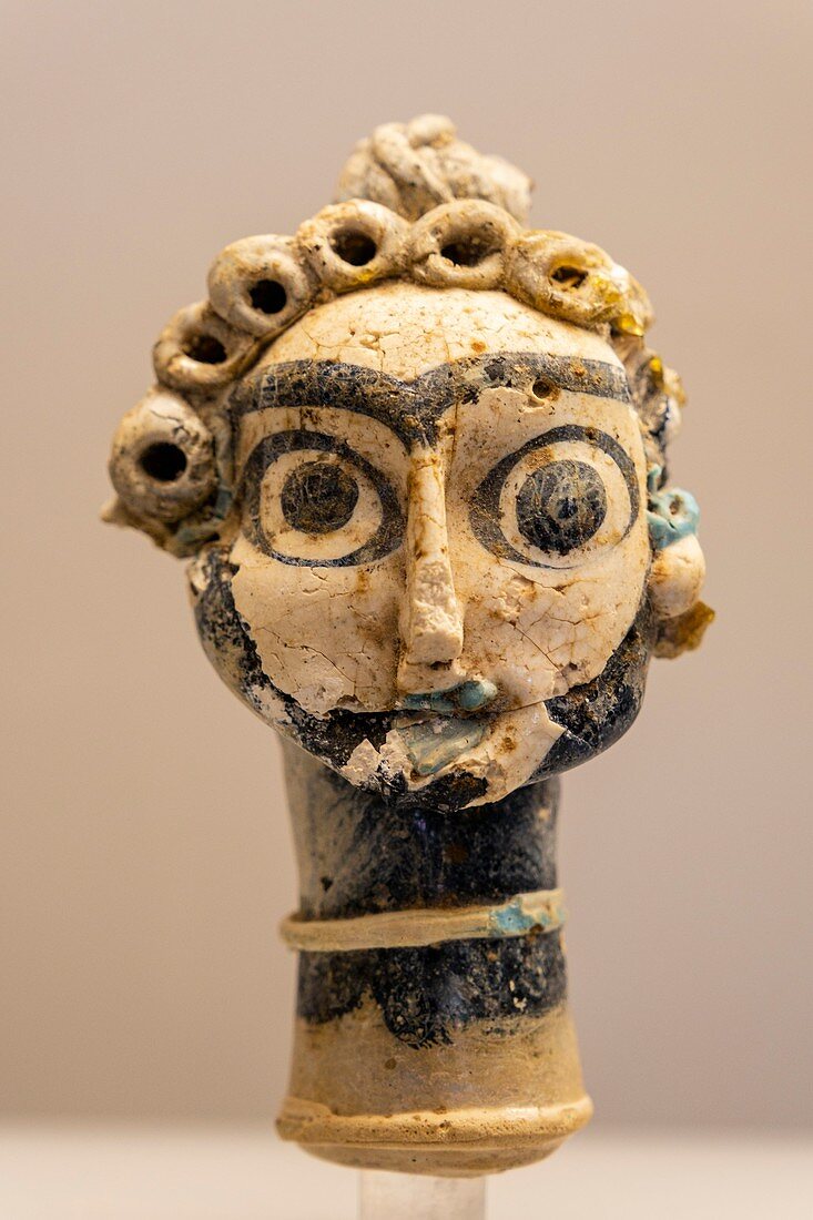 Anhänger in der Form eines Frauenkopfes, aus Karthago, 4.-3. Jh. v. Chr., Nationalmuseum von Karthago, Das Kolosseum , Rom, Latium, Italien