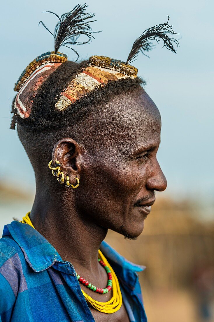 Kopfstück bezeichnet diesen Dassanach-Stammesangehörigen als Dorfältesten, Omo Tal, Äthiopien