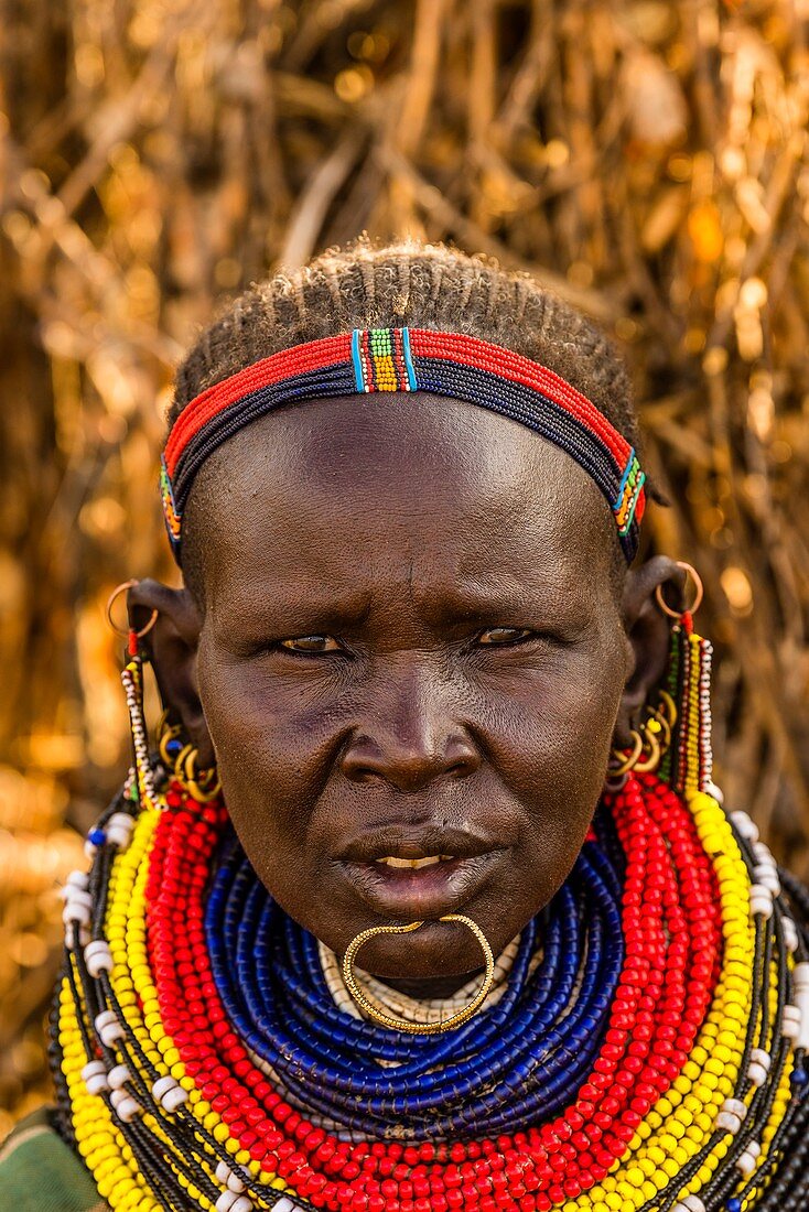 Nyangatom Stammesfrau mit geschichteten Perlenketten, Omo Tal, Äthiopien