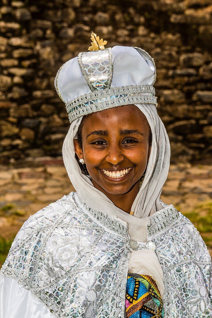 Hochzeitsfoto einer Braut auf der Burg des Kaisers Fasilides, bekannt als Royal Enclosure (oder Fasil Ghebbi), Überreste einer Festungsstadt in Gondar, Äthiopien