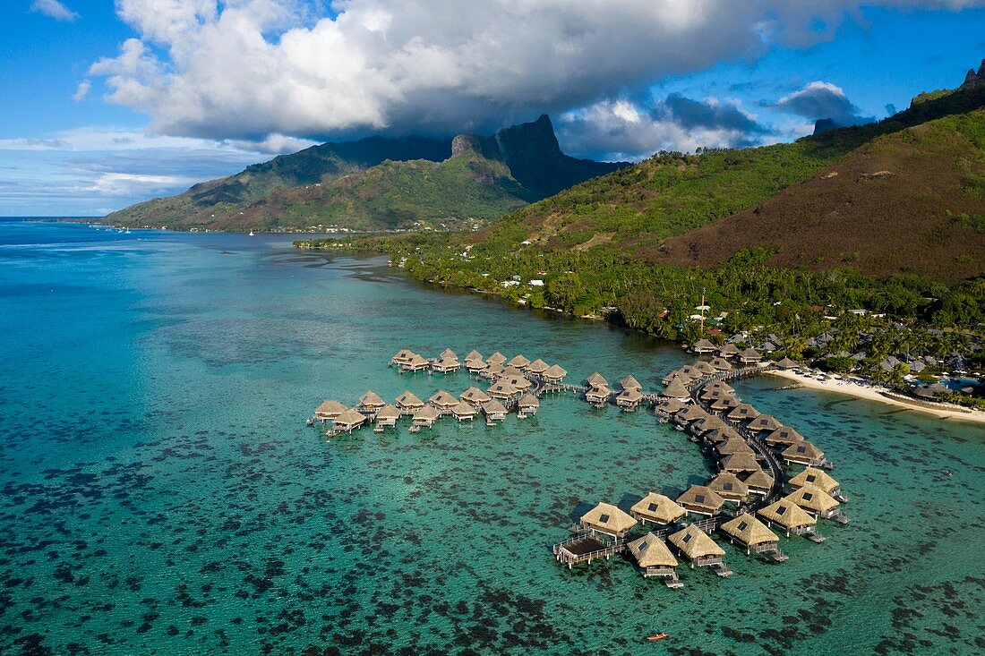 Touristenresort mit Wasserbungalows, Moorea, Französisch-Polynesien