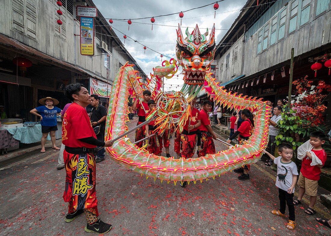 Drachen- und Löwentanz während des chinesischen Neujahrsfestivals Capgomeh Jahr 2020 15. Tag des 1. Monats in Siniawan, Sarawak, Malaysia