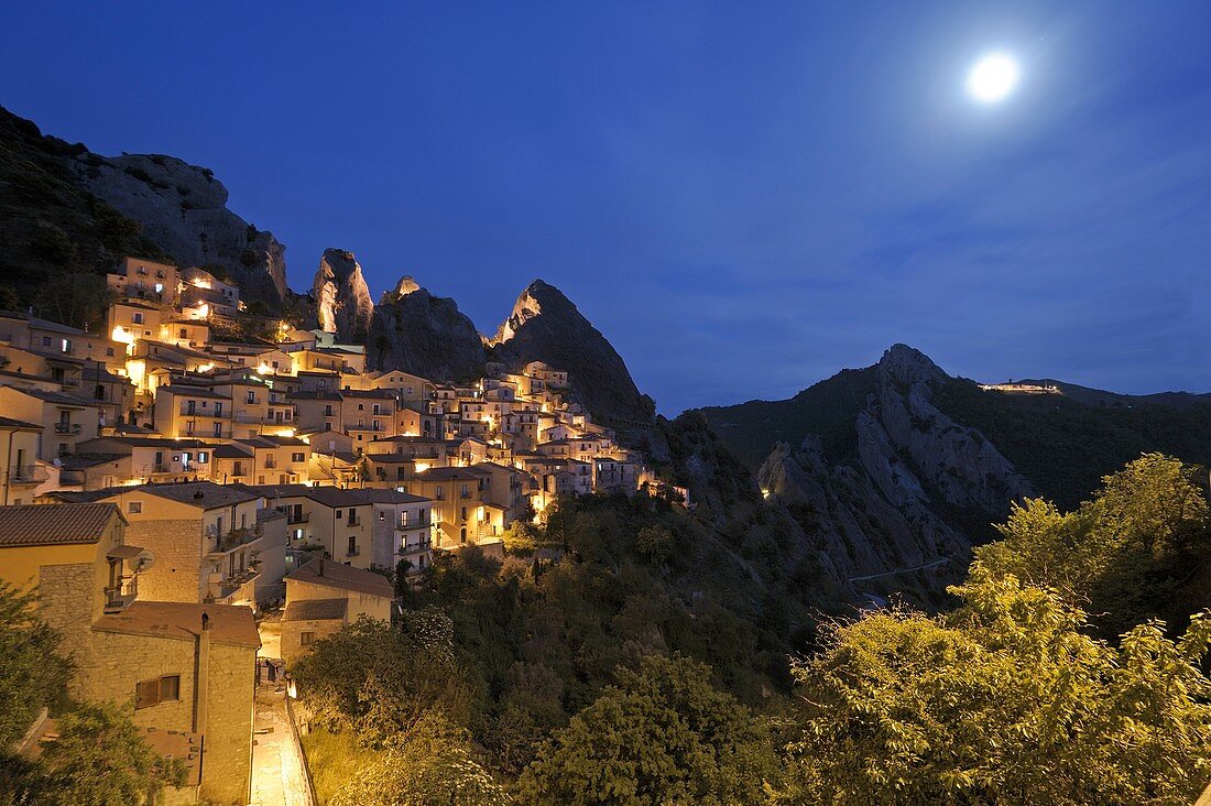 Castelmezzano, Bezirk Potenza, Basilikata, Italien, Europa, Nachtansicht des malerischen Dorfes