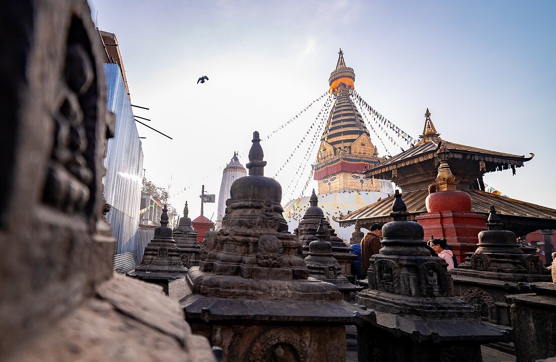 Kathmandu, Nepal, 17. November 2019, Sonnenaufgagn über dem buddhistischen Kloster Swayambhunath Stupa oder dem Affentempel in Kathmandu, Nepal, UNESCO-Weltkulturerbe