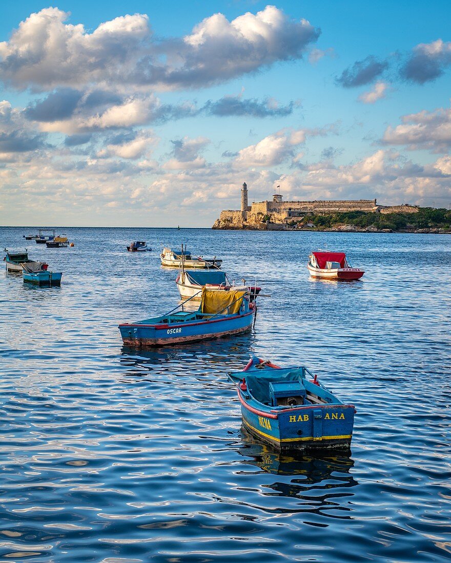 Boote im Hafen nahe Morro Castle, Havanna, Kuba