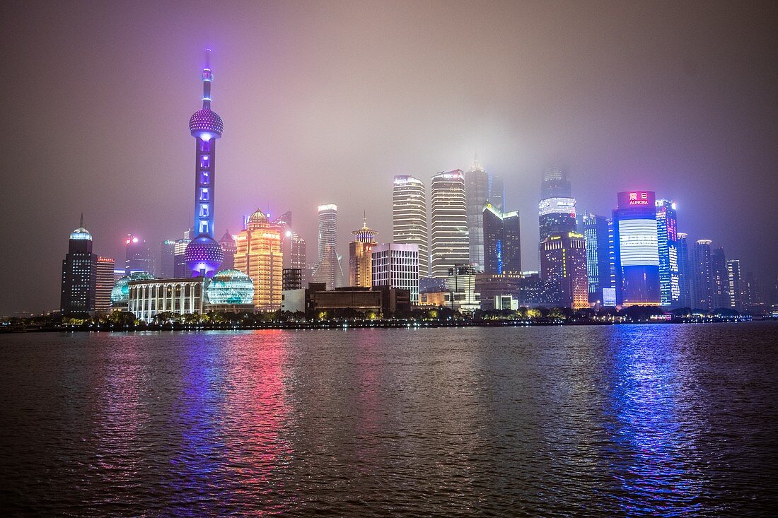 Das leuchtende Stadtbild von Shanghai, China bei Nacht