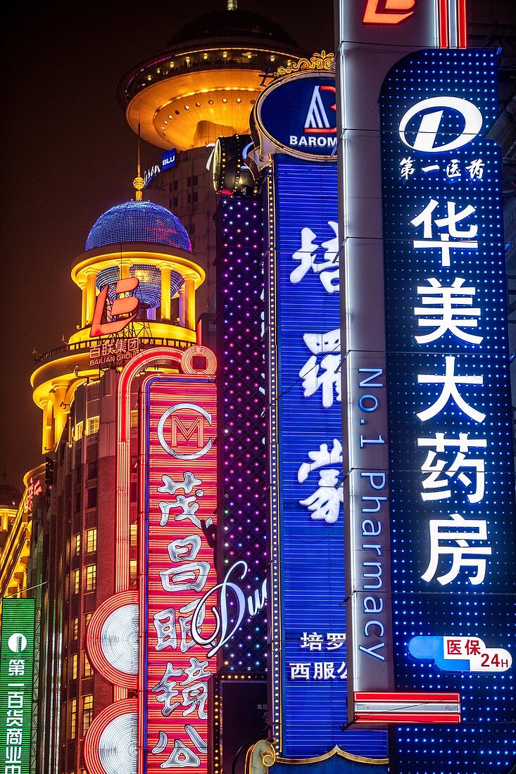 Grelle Neonlichter an der Nanjing Road in Shanghai, China