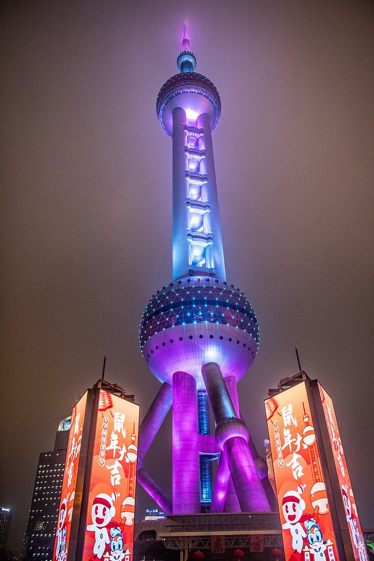 Der bunt beleuchtete Oriental Pearl TV Tower in Shanghai, China