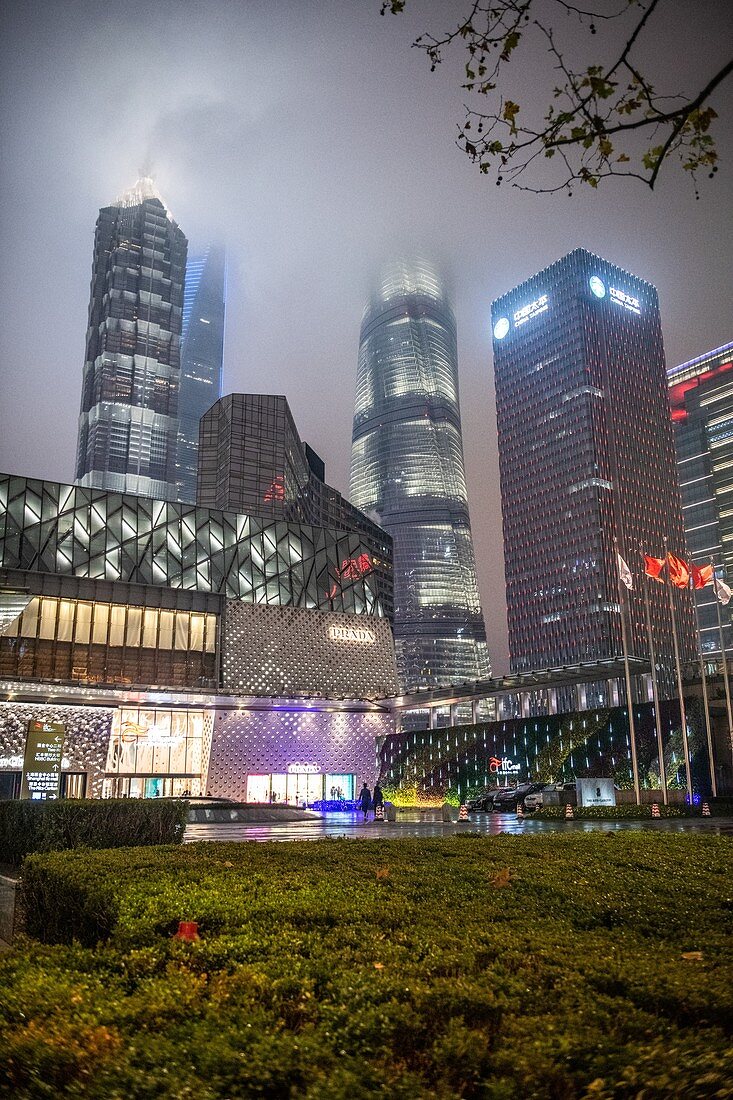 Leuchtende Skyline von Shanghai, China bei Nacht