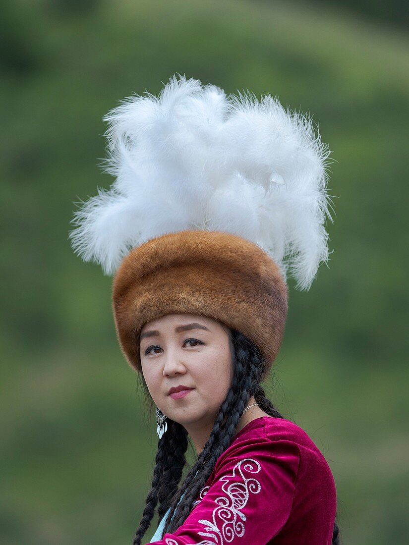 Musikerin in traditioneller Tracht. Volksfest zum Gedenken an den Ursprungsmythos Tien Shan Maral (Tian Shan Wapiti), ein Ursprungsmythos der kirgisischen Stämme, in der Nähe von Tasch Baschat, Region Naryn, Asien, Zentral-Aisa, Kirgisistan