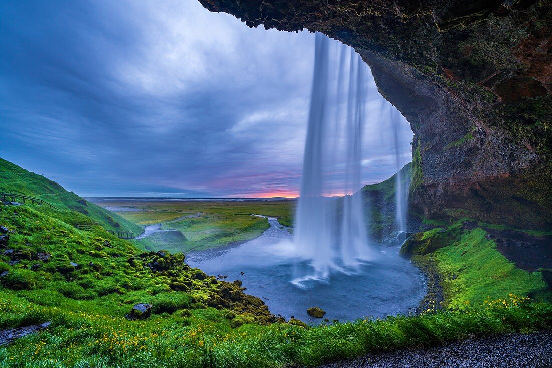 Sonnenuntergang vom Fußweg hinter Seljalandsfoss Wasserfall, südliche Region, Island