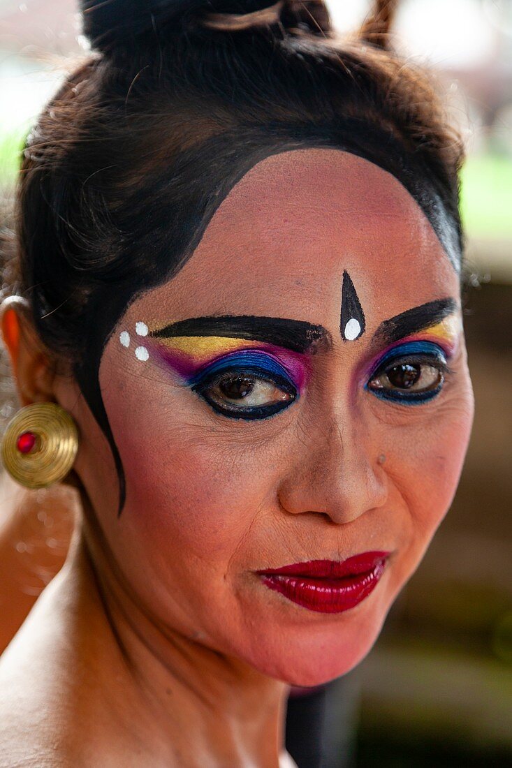 Eine Darstellerin bei einer traditionellen balinesischen Barong- und Kris-Tanzshow, Batabulan, Bali, Indonesien