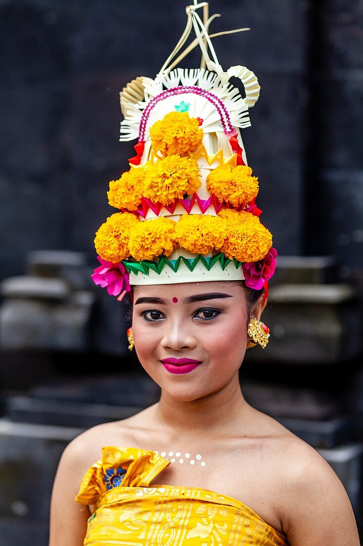 Eine junge balinesische Hindu-Frau im Festivalkostüm bei der Batara-Turun-Kabeh-Zeremonie, Besakih-Tempel, Bali, Indonesien