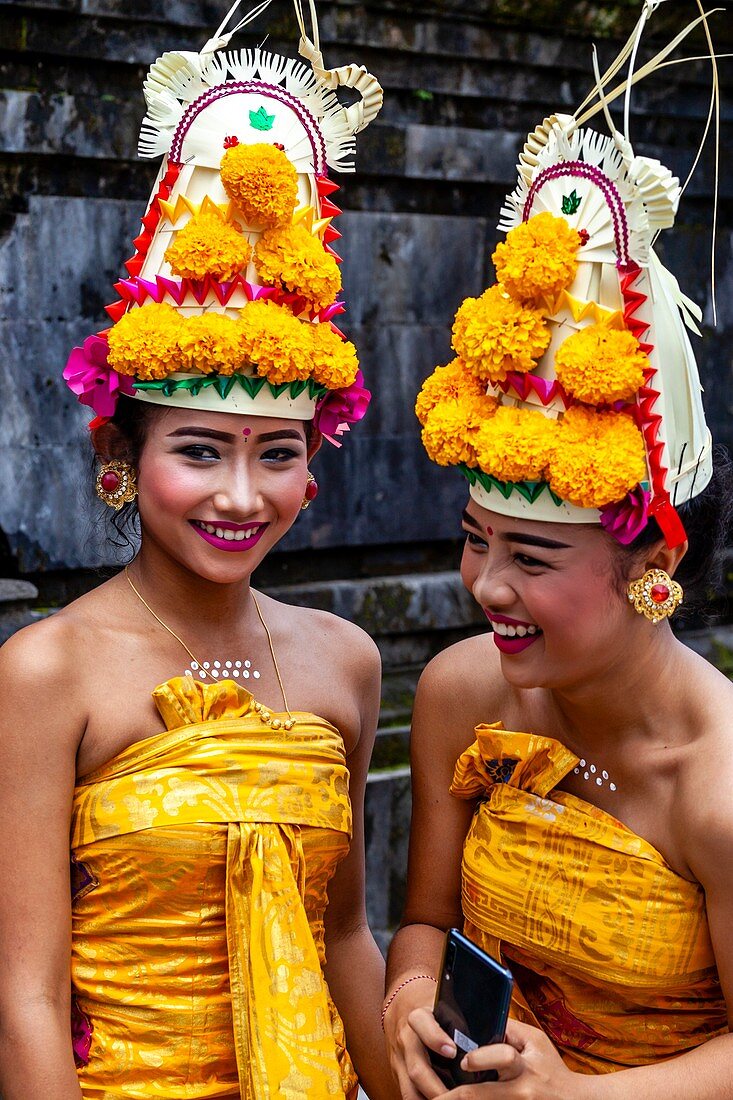 Glückliche junge balinesische Hindu-Frauen bei der Batara-Turun-Kabeh-Zeremonie, Besakih-Tempel, Bali, Indonesien