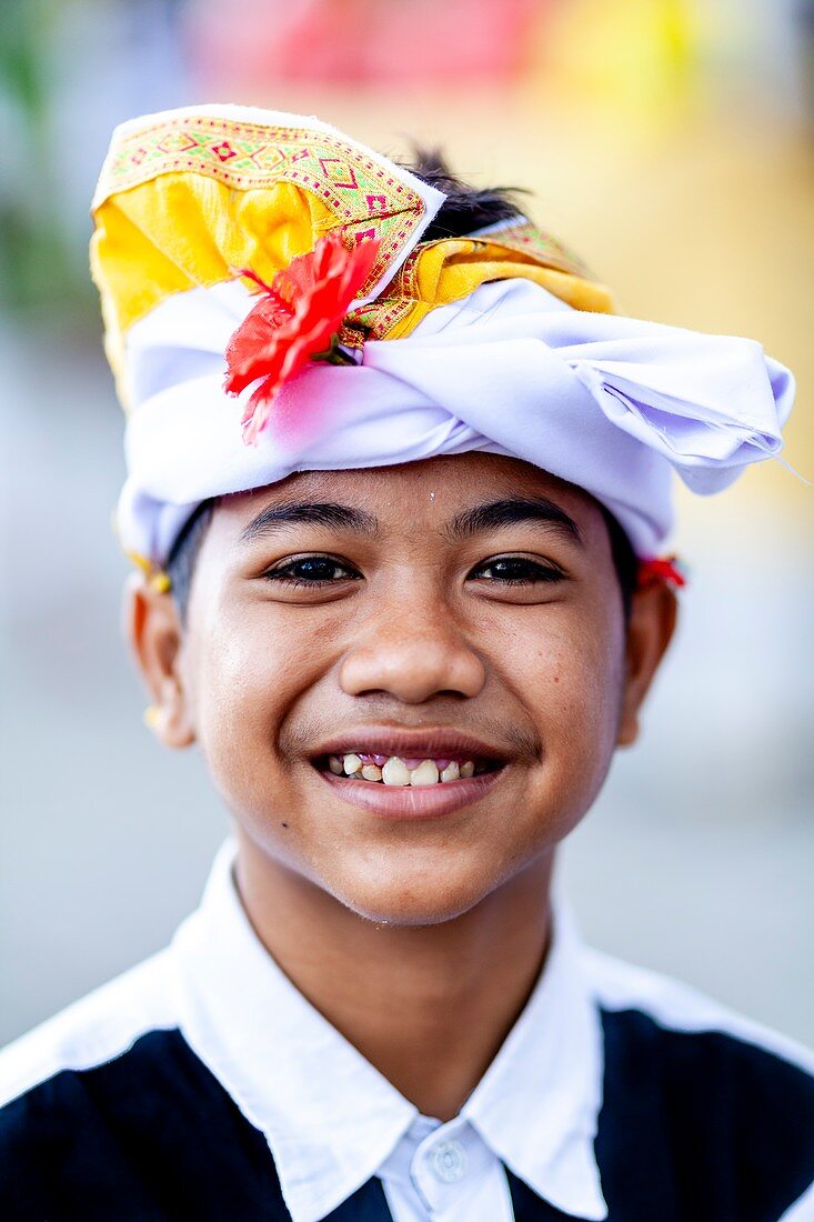 Ein lächelnder balinesischer Hindu-Junge bei der Batara Turun Kabeh-Zeremonie, Besakih-Tempel, Bali, Indonesien