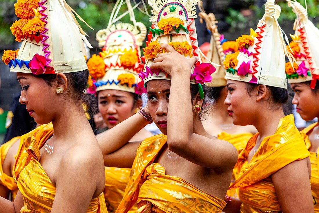 Eine Gruppe junger balinesischer Hindu-Frauen bei der Batara Turun Kabeh-Zeremonie, Besakih-Tempel, Bali, Indonesien