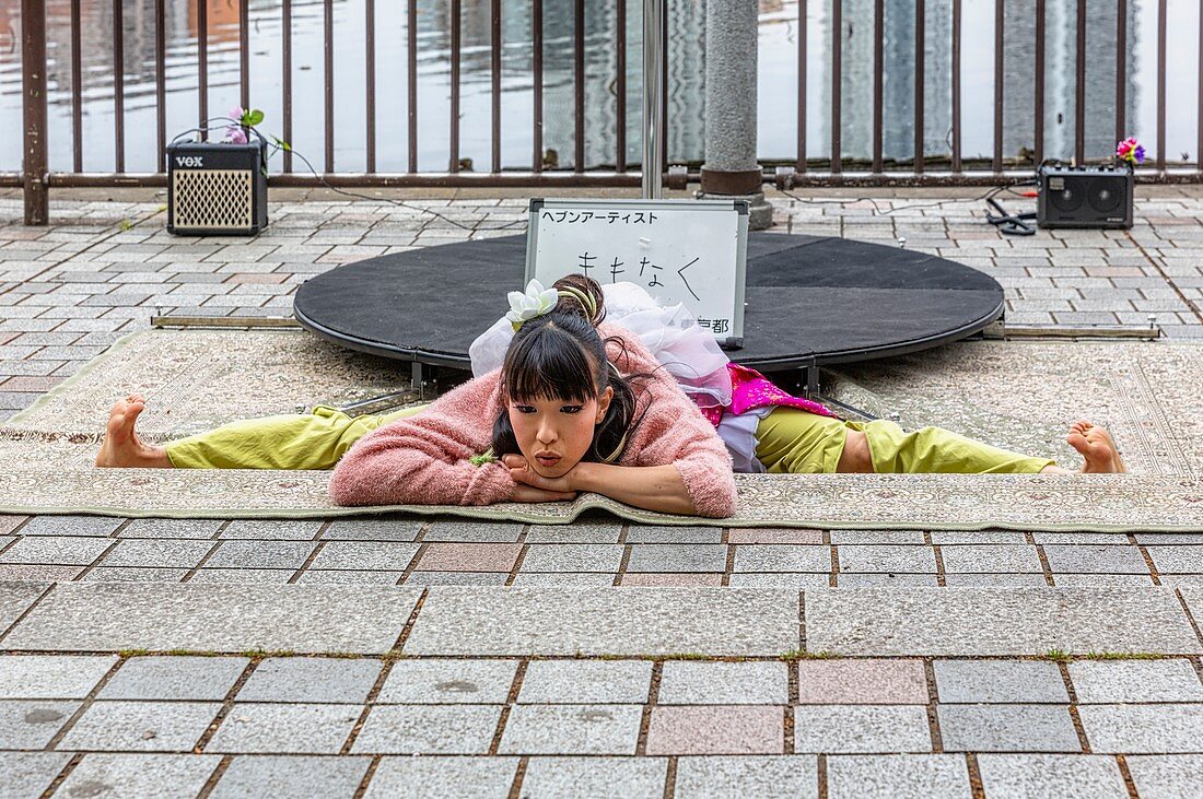 Tokyo, Japan, eine Frau in der darstellenden Kunst