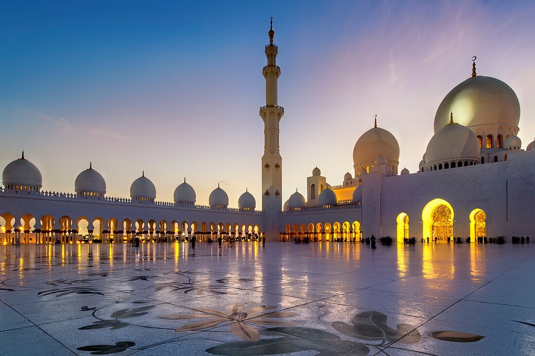 Abu Dhabi, Vereinigte Arabische Emirate, Scheich-Zayid-Mosche in der Abenddämmerung. Januar 2020