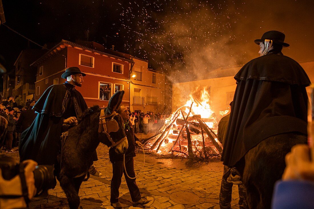 Estercuel Teruel, Provinz Aragonien, Spanien, am 18. Januar 2020: La Encamisada Fest, bei dem die Männer in der traditionellen Feier zum Tag des Heiligen Antonius auf ihren Pferden durch das Feuer reiten