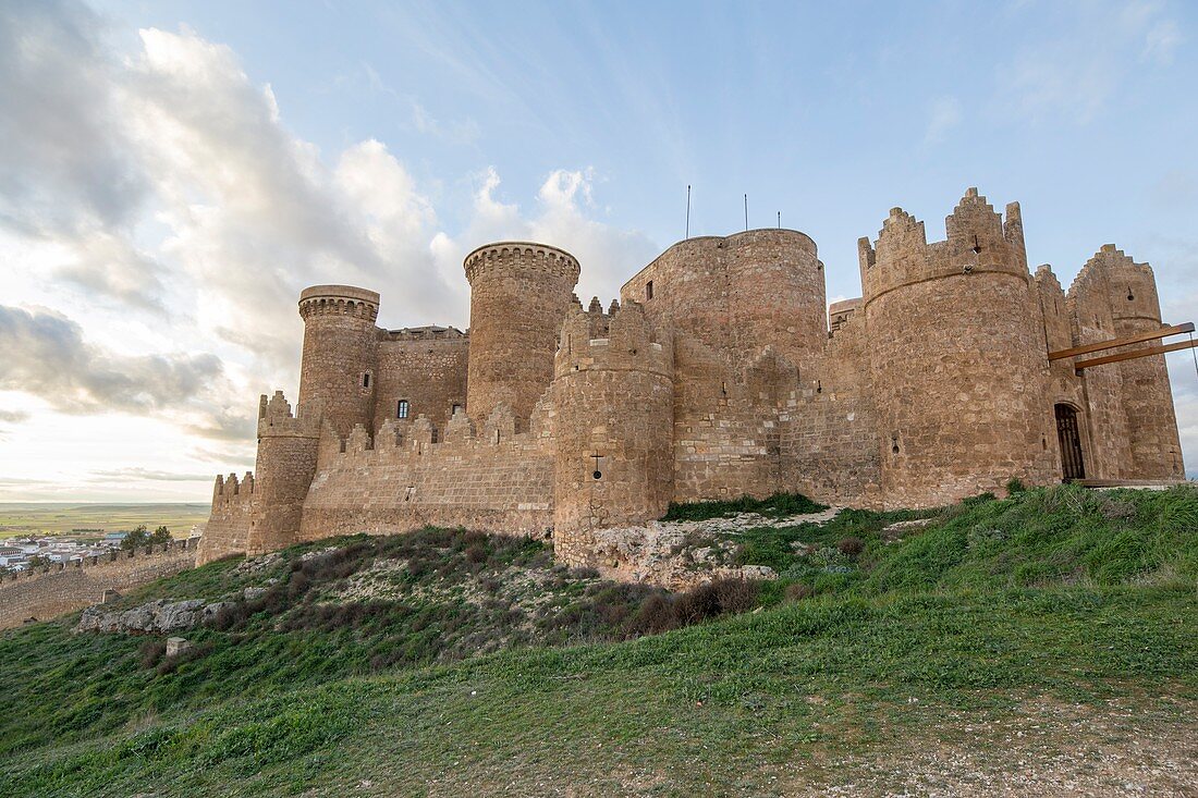Die Burg Belmonte (Castillo de Belmonte) in Belmonte, Provinz Cuenca, Kastilien-La Mancha, Spanien, diese Burg aus dem 15. Jahrhundert liegt etwa 150 km südöstlich von Madrid und ist im gotischen Mudéjar-Stil gehalten. Sie ist eine der am besten erhaltenen Burgen in Kastilien-La Mancha im Februar 2020
