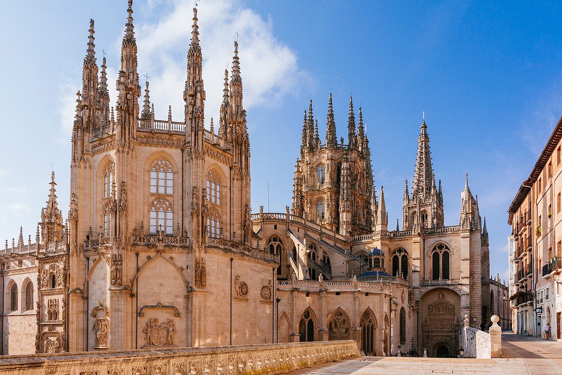 Die Katherdrale Santa Maria in Burgos, Blick von der Fernán González Straße, der ersten Fassade der Condestablenkapelle und des Zimborium. Burgos, Kastilien und Leon, Spanien, Europa