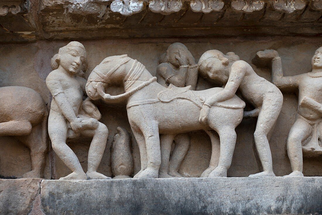 Skulptur von Menschen, die Sex mit Pferd haben, Khajuraho, Madhya Pradesh, Indien